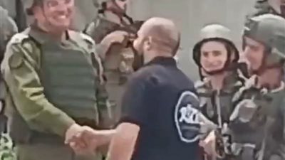 بـ ابتسامة عريضة.. فلسطيني يصافح أفيخاي أدرعي ويثير غضب السوشيال ميديا 