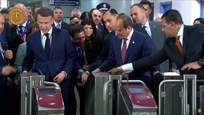 ماكرون يستقل مترو أنفاق القاهرة من محطة عدلي منصور | صور