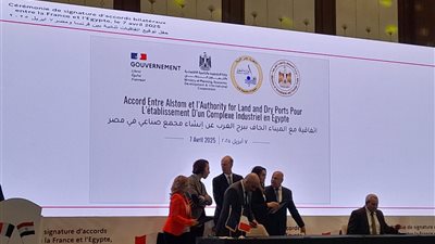 وزير النقل يشهد توقيع اتفاقية مع شركة ألستوم الفرنسية لإنشاء مجمع صناعي في ميناء جاف ببرج العرب
