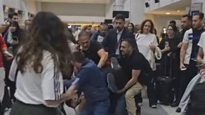 اشتباكات بالأيدي بين مسافرين في مطار رفيق الحريري ببيروت | صور