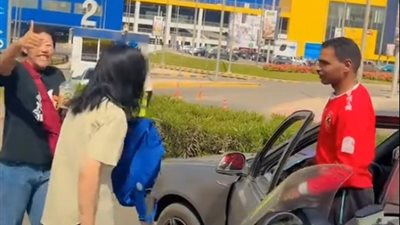 أمانة المصريين.. سائق يعيد هاتفًا لسائحتين صينيتين وسط فرحة كبيرة منهما