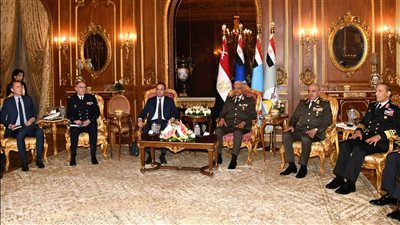 وزير الدفاع يلتقي وزير الجيوش الفرنسية لتعزيز التعاون العسكري المشترك