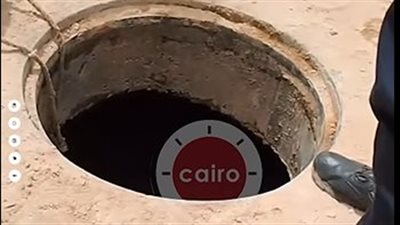 الحماية المدنية تحاول استخراج 4 أشخاص سقطوا داخل بلاعة صرف صحي بالشرقية| بث مباشر 