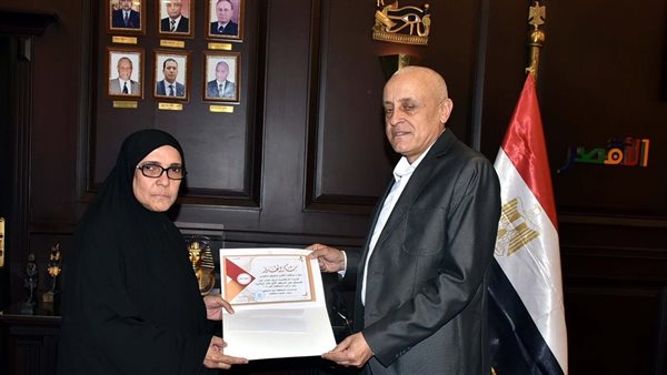 محافظ الأقصر يكرم