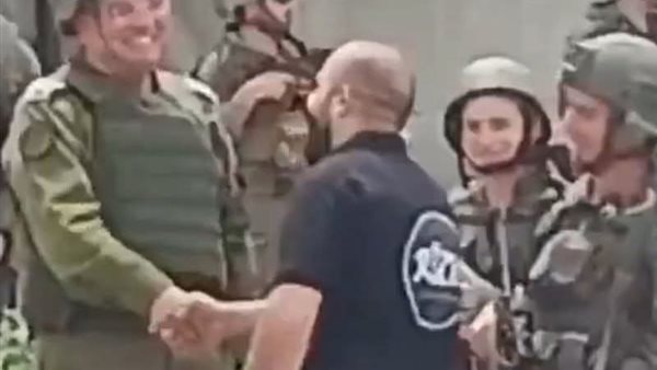 فلسطيني يصافح أفيخاي
