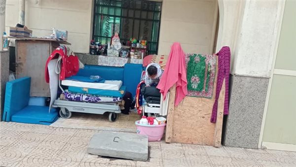 مريضة تفترش حديقة