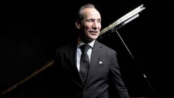 الموسيقار وعازف البيانو