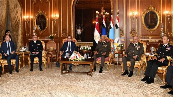 وزير الدفاع يلتقى