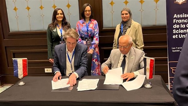 جانب من التوقيع 