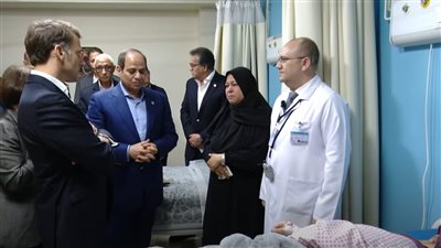 ماكرون يستمع لمأساة شابة فلسطينية أصيبت بشلل بسبب القصف الإسرائيلي.. ووالدتها: بارك الله في السيسي