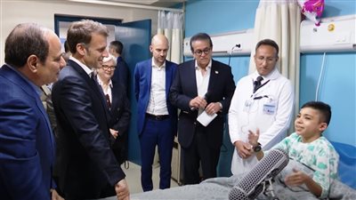 طفل فلسطيني مصاب لـ ماكرون: نفسي أرجع غزة ونعمرها