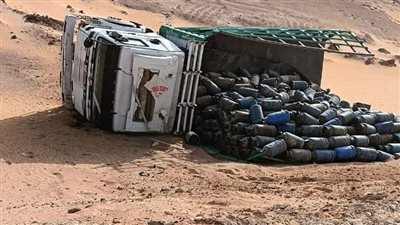 بسبب العواصف الترابية.. انقلاب سيارة محملة بالأنابيب على طريق الخارجة - الداخلة بالوادي الجديد