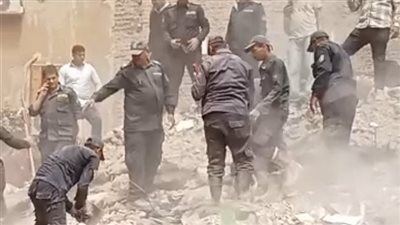 ردت على الموبايل.. جهود مكثفة لإنقاذ فتاة على قيد الحياة أسفل أنقاض عقار أسيوط المنهار 