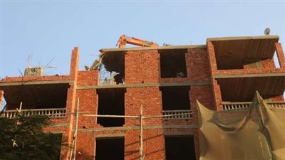 محافظ الجيزة يزيل 3 طوابق بعقار مخالف بالهرم ويحيل المسؤولين للنيابة| خاص
