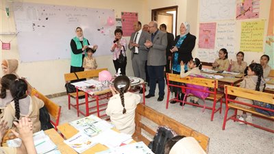 محافظ بني سويف يشهد حصة تربية دينية إسلامية ومسيحية بمدرسة الجلاء في ببا