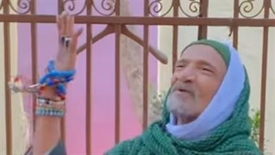 وهب حياته للقطط.. وفاة عم بكري أشهر مجذوب في الأقصر | صور