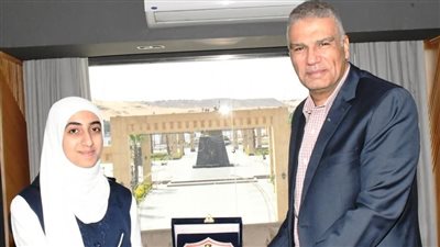 محافظ أسوان يكرم الطالبة زينب السيد لحصدها المركز الأول في مسابقة القرآن والثقافة الإسلامية