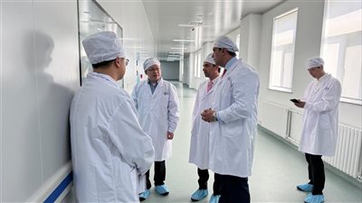 رئيس الرعاية الصحية يجري زيارة ميدانية لأكبر مصنع ألبيومين بالعالم بالصين.. ويدرس توقيع مذكرة تفاهم في مجال التكنولوجيا الحيوية
