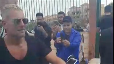 بـ الفيسبا.. تامر هجرس أبرز الحضور بجنازة حماة الفنان رامي صبري|بث مباشر 