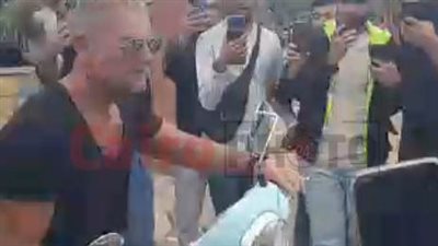 بالفيسبا.. تامر هجرس في جنازة حماة رامي صبري: ركبتها عشان أتفادى الزحمة.. والهوا حلو| صور