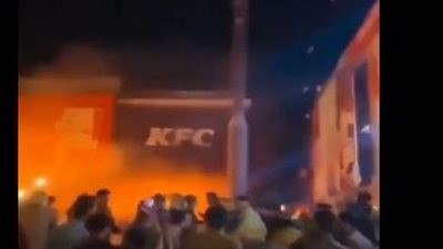 تضامنًا مع غزة.. متظاهرون غاضبون في باكستان يحرقون فرعًا لسلسلة مطاعم كنتاكي