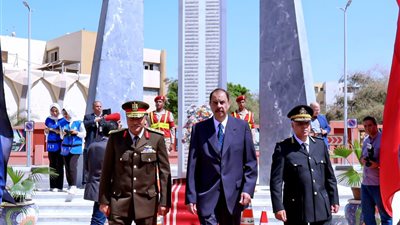 إحياء للذكرى 226 للعيد القومي.. محافظ سوهاج يضع إكليل الزهور على النصب التذكاري لشهداء المحافظة