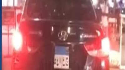 حقيقة تداول مقطعي فيديو بشأن قيام قائد سيارة بطمس لوحاتها المعدنية