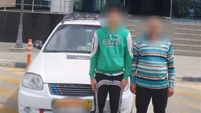عرض حياته والمواطنين للخطر.. القبض على متهم وقف أعلى باب سيارة خلال سيرها بالجيزة 
