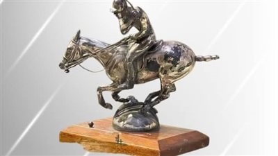 متحف المركبات الملكية يعرض تمثال للاعب البولو على قاعدة خشبية من خشب الزان