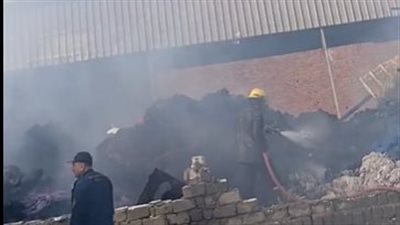 الدفع بـ 10 سيارات إطفاء لمحاولة السيطرة على حريق مصنع غزل بالمحلة| بث مباشر 