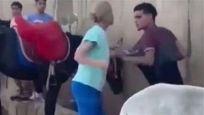 التحفظ على سائحة هولندية لتعديها على شاب بعصى خشبية بعد ضربه حمارا بالهرم| بث مباشر 