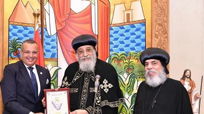 محافظ جنوب سيناء يوجه الدعوة للبابا تواضروس لزيارة المحافظة.. والأخير: أرض مباركة تجلى فيها الله