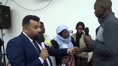 يزعم خروج طاقة من جسده.. شخص يدّعي قدرته على الشفاء يثير الجدل عبر السوشيال ميديا