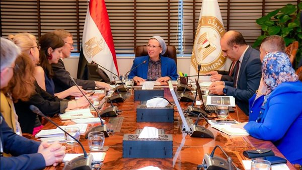 وزيرة البيئة مع رجال