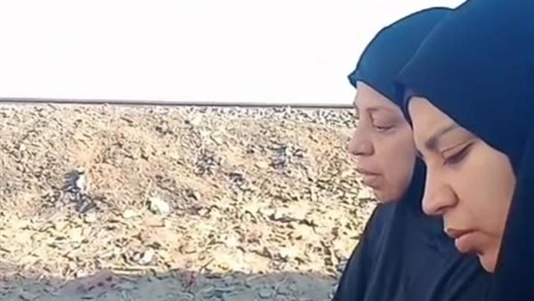 والدة الشاب أمام