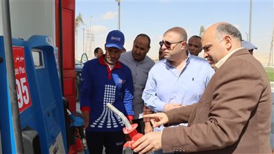 محافظ بني سويف يتفقد محطات الوقود لمتابعة تطبيق الأسعار الجديدة للبنزين والسولار
