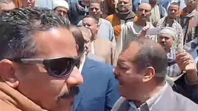 يلا يا بابا من هنا| مشادة نارية وانفلات لفظي بسوهاج.. والمحافظ يطالب بإقالة السكرتير العام بعد تجاوزه