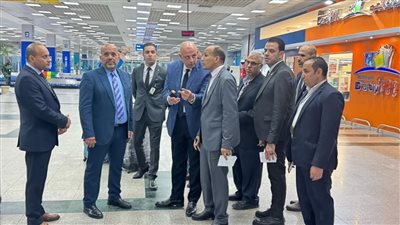 تزامنًا مع انطلاق الموسم السياحي الصيفي.. رئيس الشركة المصرية للمطارات يجري زيارة مفاجئة لمطار الغردقة