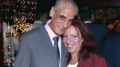 عارفة عبد الرسول تنهار خلال صلاة الجنازة على زوجها وتغادر المسجد بعد تعرضها لضيق في التنفس