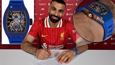  قيمتها 725 ألف جنيه إسترليني.. ساعة صلاح خلال تجديد عقده مع ليفربول تخطف الأنظار| صور