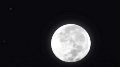 القمر في طور التربيع الأخير يزين سماء الوطن العربي