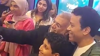 الجمهور يلتف حول سامح حسين خلال عرض فيلمه الجديد استنساخ| بث مباشر