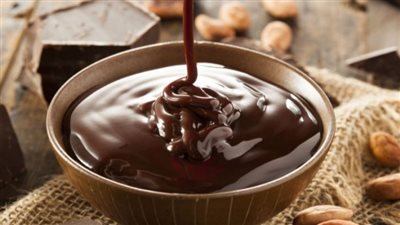 طريقة عمل صوص الشوكولاتة بدون زيت.. أسهل 3 وصفات لتزيين الكيك