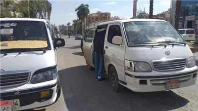 محافظة الجيزة تنشر لافتات التعريفة الجديدة بالمواقف الرسمية