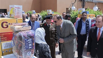 لليوم الثالث على التوالي.. محافظ سوهاج يسلم 25 جهاز عروس للفتيات الأولى بالرعاية