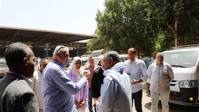 محافظ أسوان يكلف بالمرور الميداني لمتابعة الالتزام بتطبيق الأسعار والتعريفة الجديدة