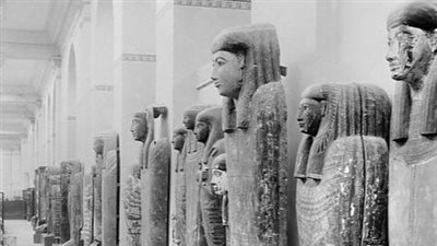 المتحف المصري بالتحرير ينشر صورة نادرة لـ قاعة التوابيت الأثرية