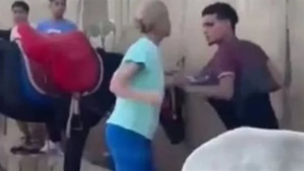 تعدي سائحة علي شخص