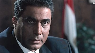 مدير أعمال أحمد زكي: فقد بصره قبل وفاته بشهر.. ومثّل آخر مشاهده في حليم وهو فاقده