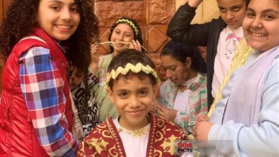 قداس وصلبان وتيجان من سعف النخيل.. كنيسة الأنبا بيشوي ببورسعيد تحتفل بأحد الشعانين | صور